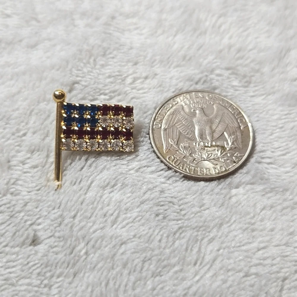 #448 Vintage Beautiful Red White Blue Rhinestone Flag Pin - Picture 3 of 4
